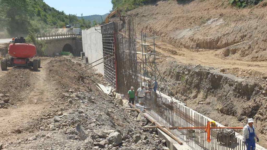  Изграждане на автомагистрала и подпорни стени 